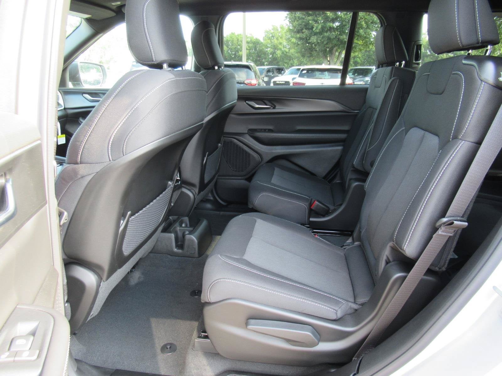 2026 Jeep Grand Cherokee GRAND CHEROKEE L LAREDO X 4X2