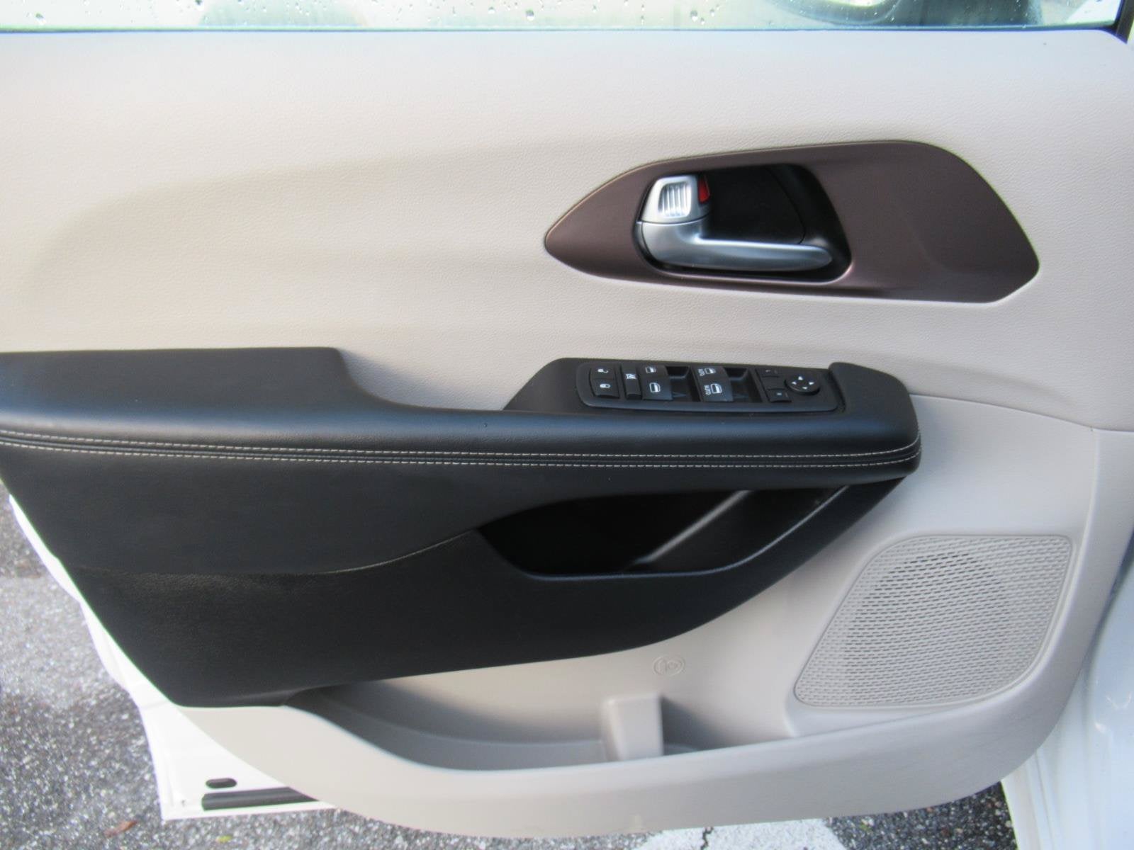 2024 Chrysler Voyager LX